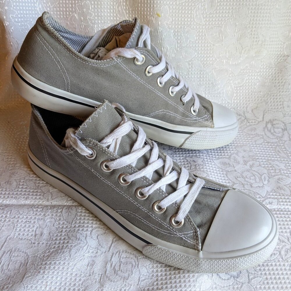 Converse Chuck Taylor Low Top Classic Gray Size 9